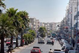 Image du Maroc Professionnelle de  Derb Soltane est la nomination d’une vaste agglomération réservées aux autochtones faisant suite à la création d’une nouvelle Médina nommée les Habous, visant la résorption des masses populaires appelées du bled par l’expansion de Casablanca. Ce quartier est le fruit des efforts du Sultan Moulay Youssef, Biarny, Prost et Al Ahbas construit autour du Palais Royal. La photo montre le Boulevard El Fida ex Boulevard de Suez, cœur battant du Derb Sultane à Casablanca, Vendredi 10 Juillet 2009. (Photo / Abdeljalil Bounhar)
